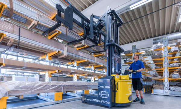 Mann mit Langgutstapler im Lager