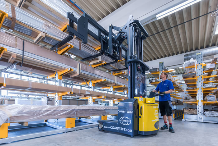 Mann mit Langgutstapler im Lager